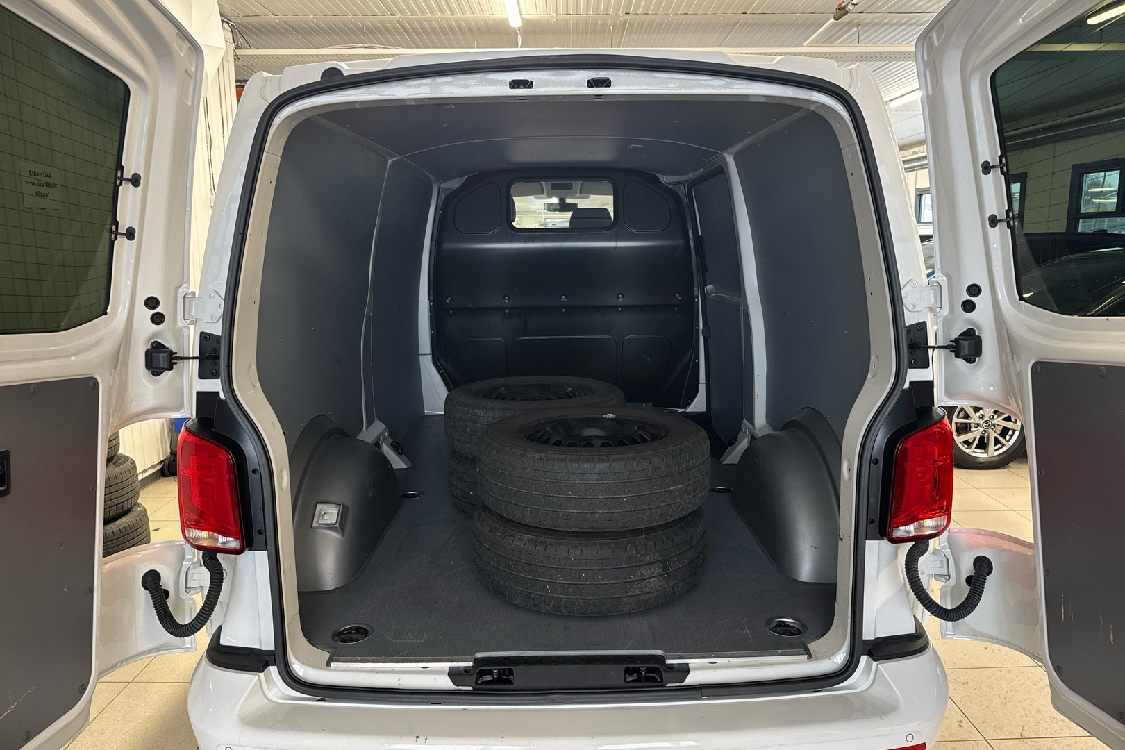 VOLKSWAGEN Transporter 2024