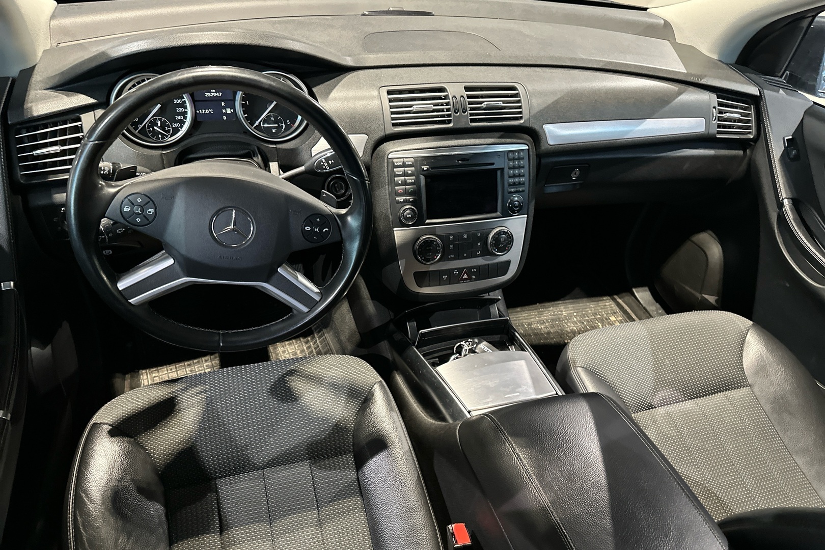 MERCEDES-BENZ R 2010