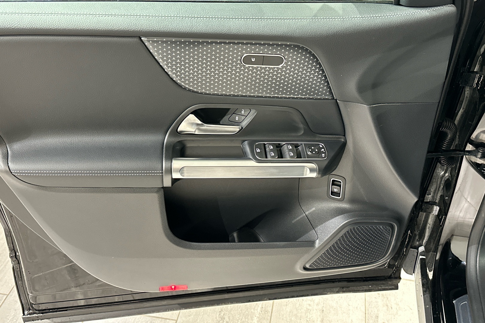 MERCEDES-BENZ EQB 2025