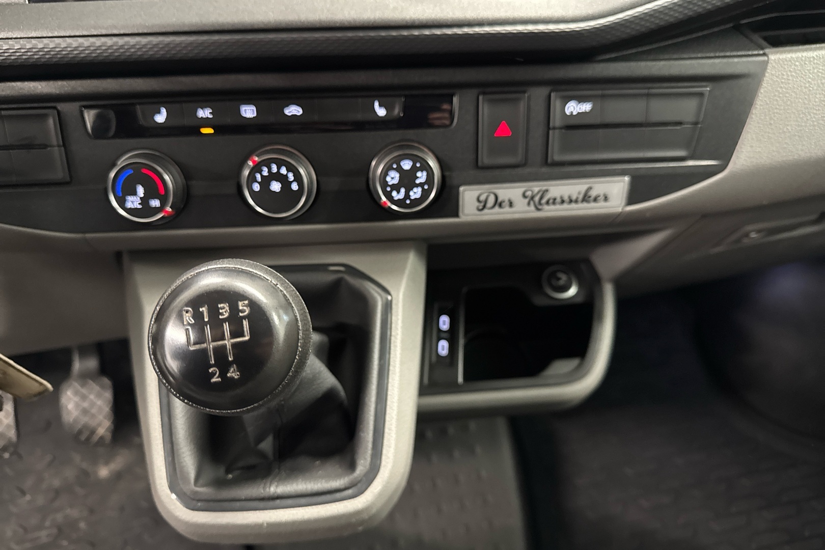 VOLKSWAGEN Transporter 2024