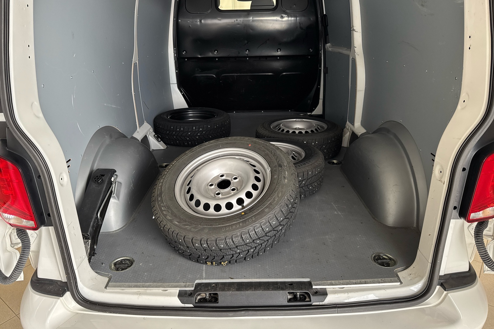 VOLKSWAGEN Transporter 2024
