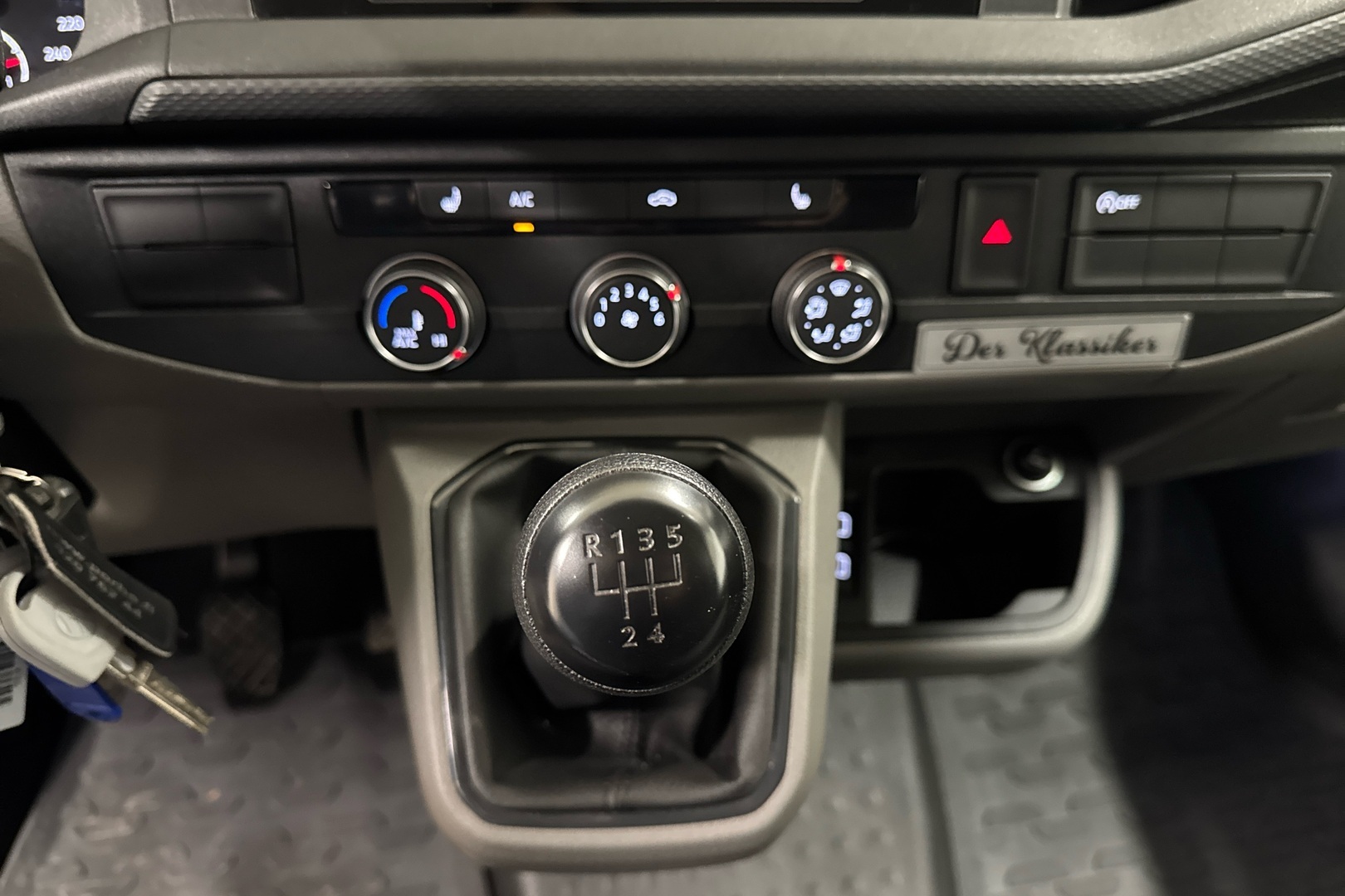 VOLKSWAGEN Transporter 2024