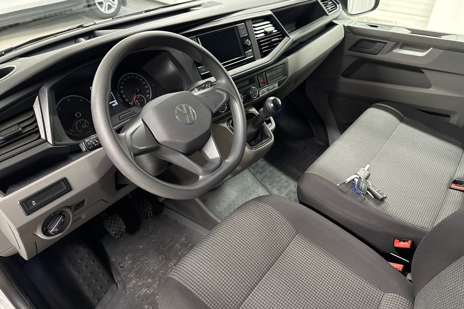 VOLKSWAGEN Transporter 2024