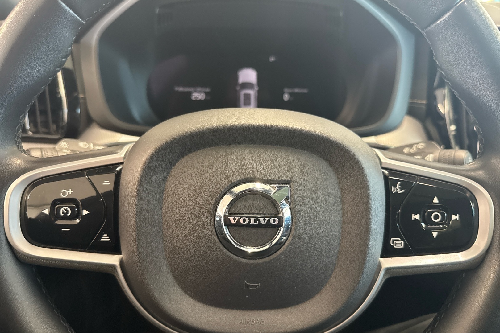 VOLVO XC60 2022
