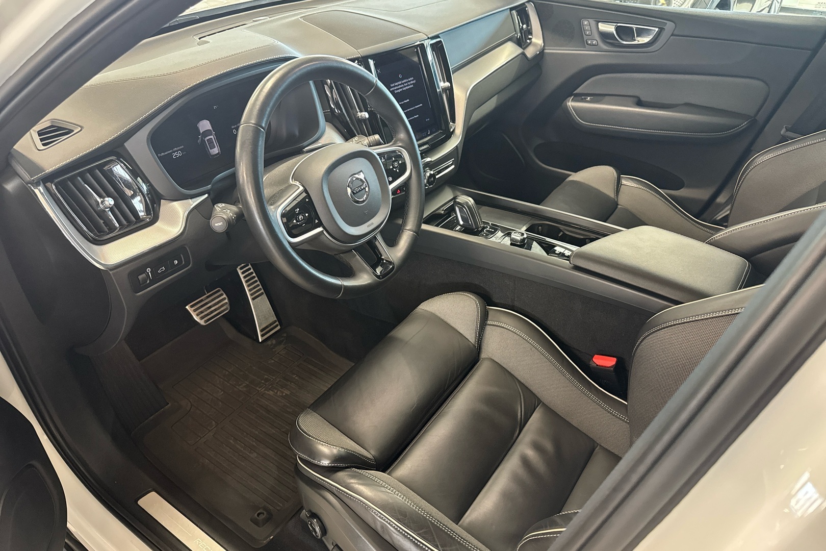 VOLVO XC60 2022