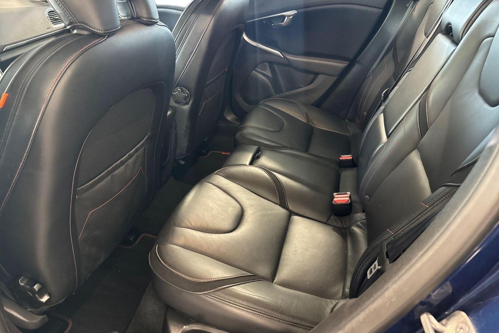 VOLVO V40 11