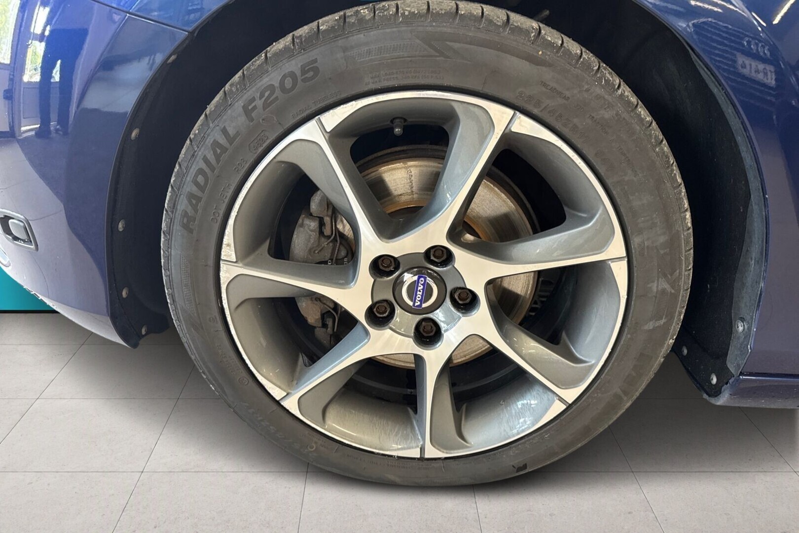 VOLVO V40 13