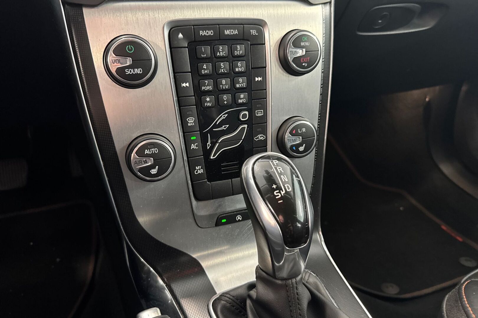 VOLVO V40 21