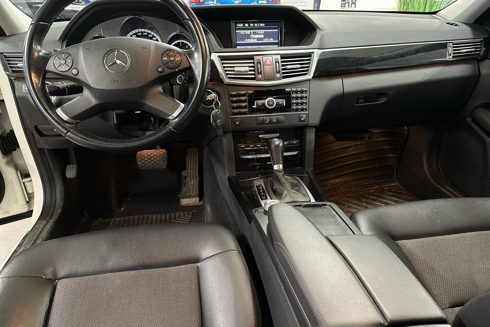 MERCEDES-BENZ E 2011