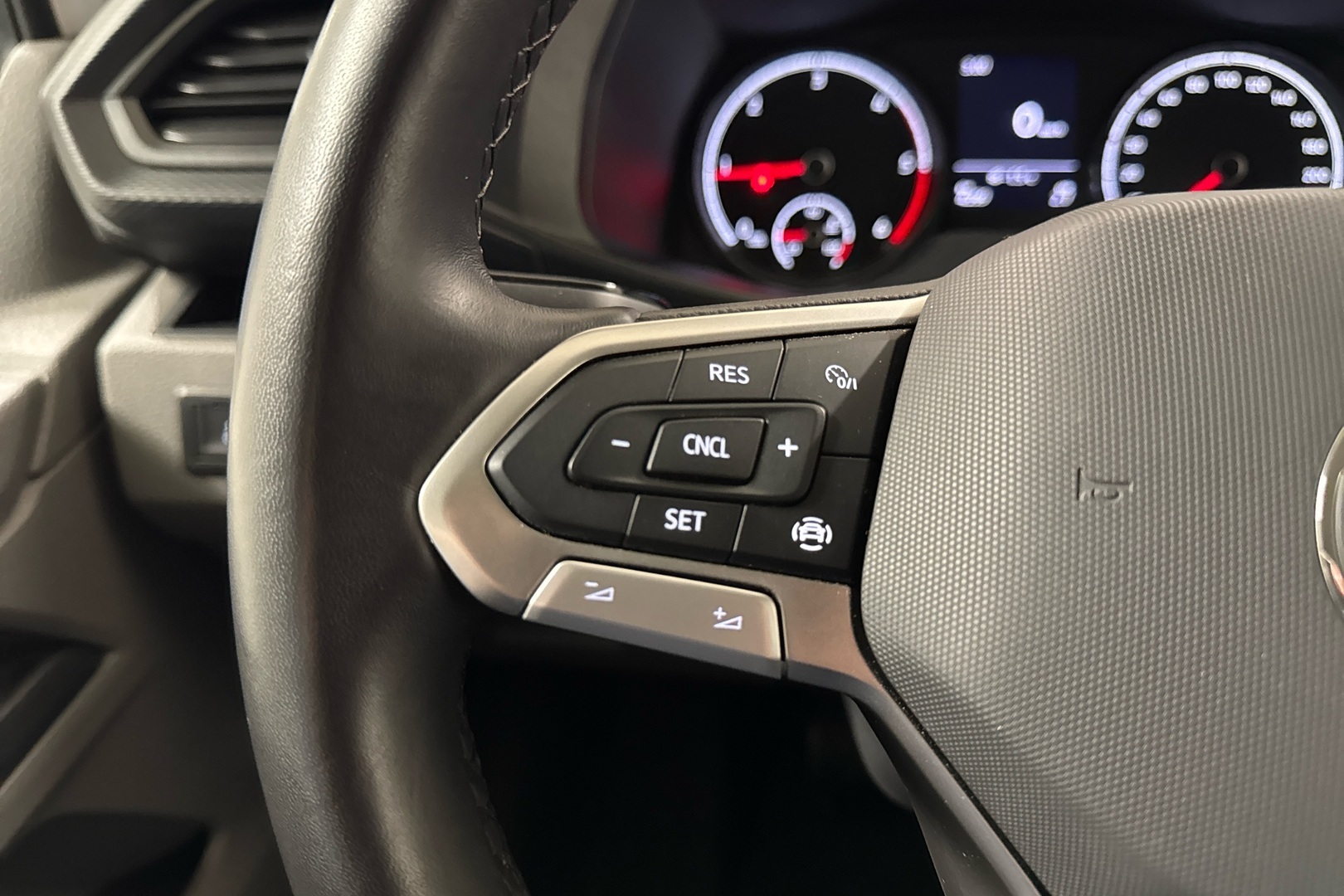 VOLKSWAGEN Transporter 2024