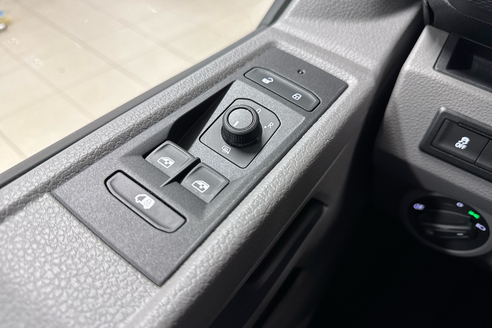 VOLKSWAGEN Transporter 2024