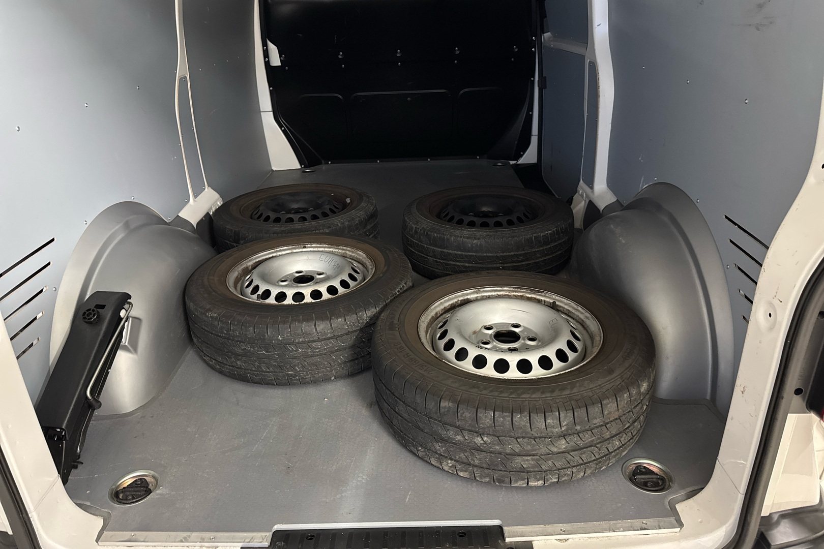 VOLKSWAGEN Transporter 2024