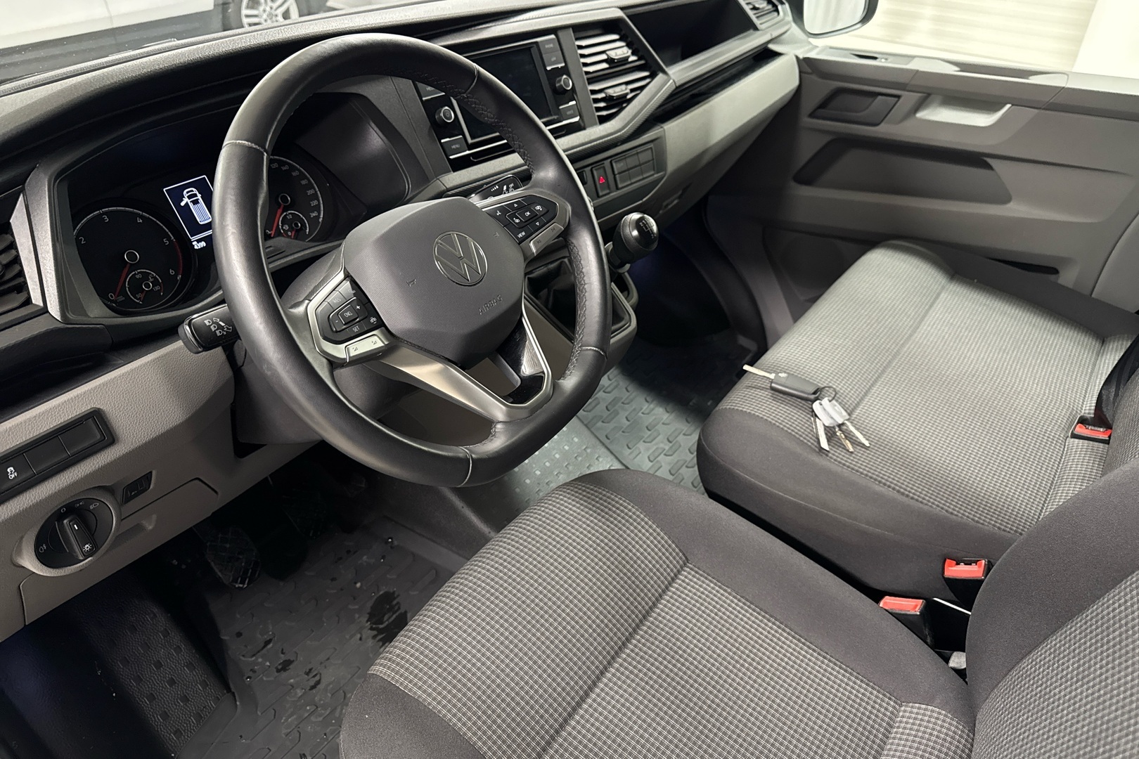 VOLKSWAGEN Transporter 2024