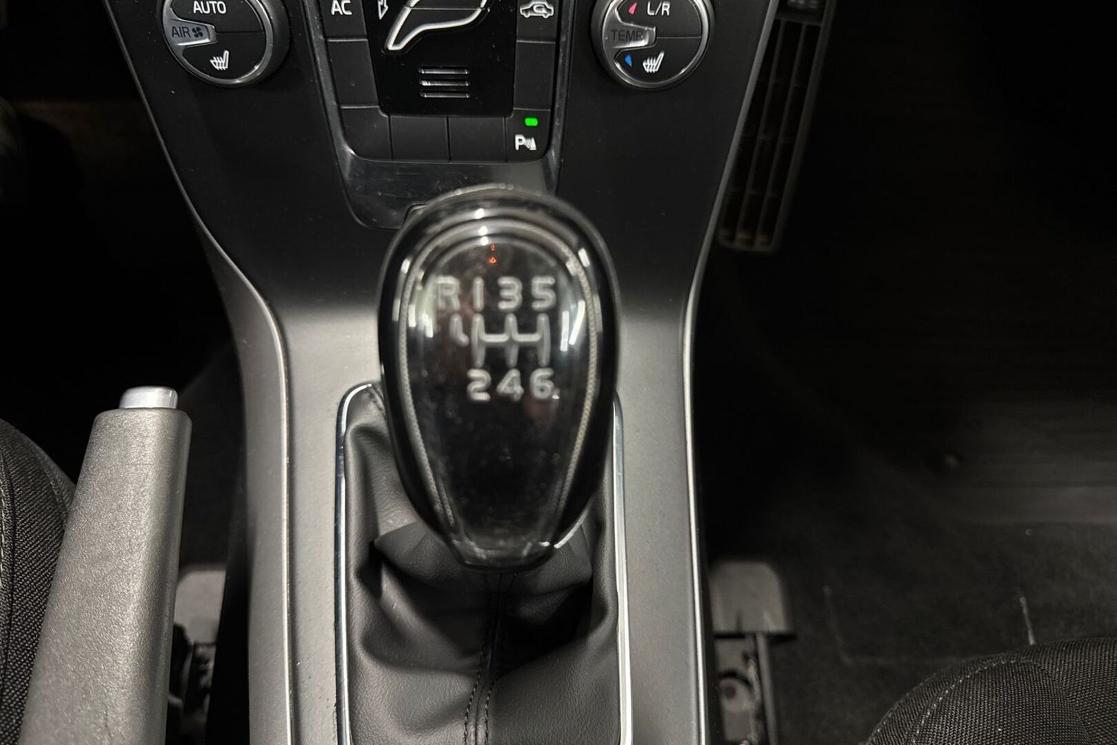 VOLVO V40 2014
