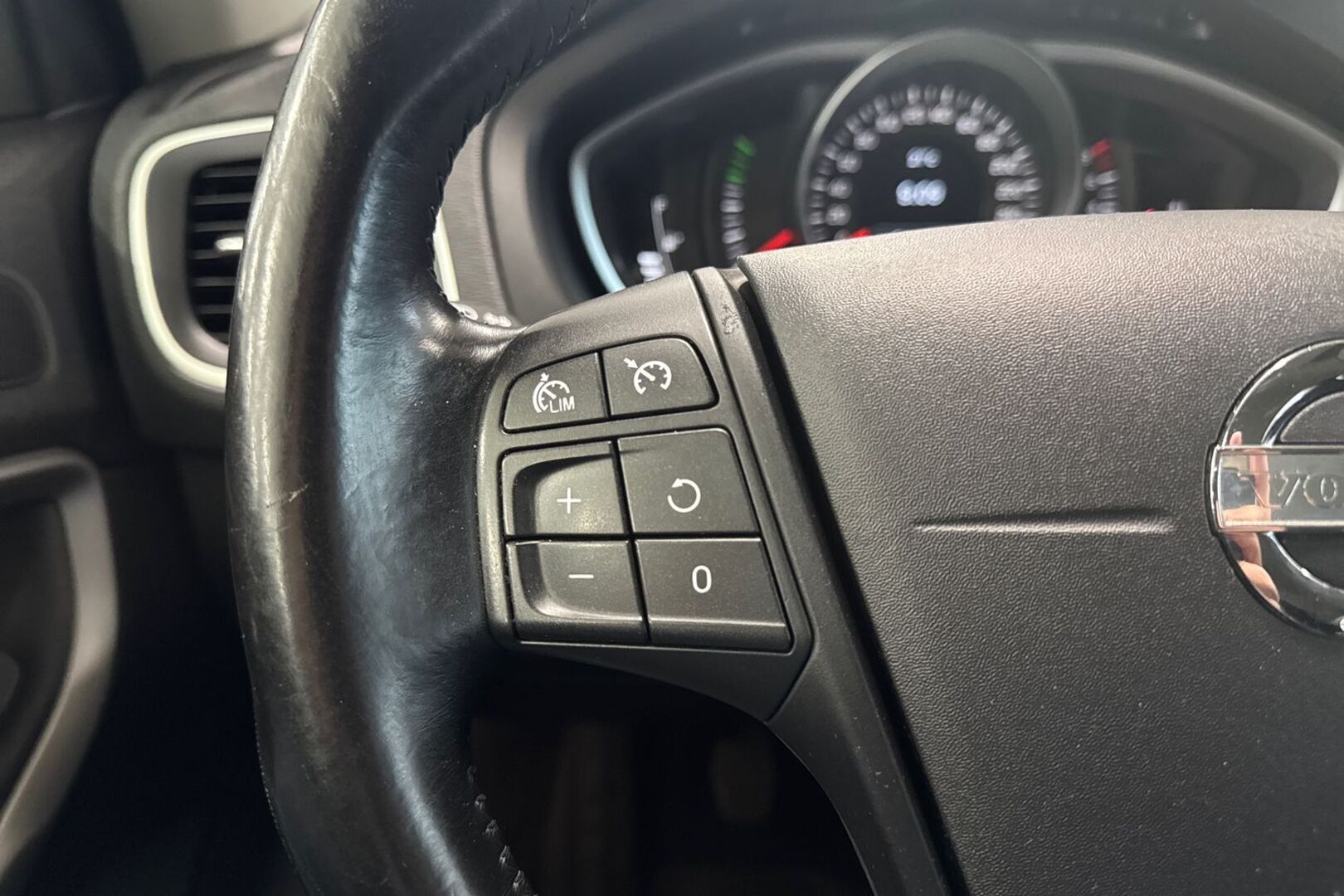 VOLVO V40 2014