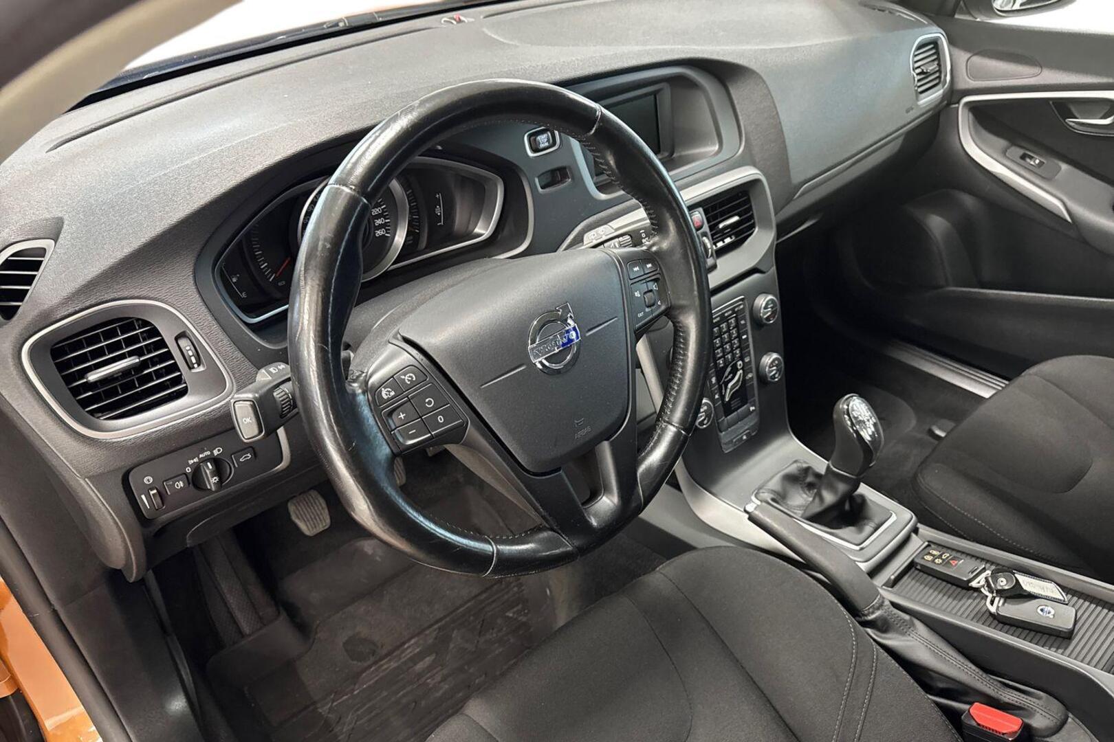 VOLVO V40 2014