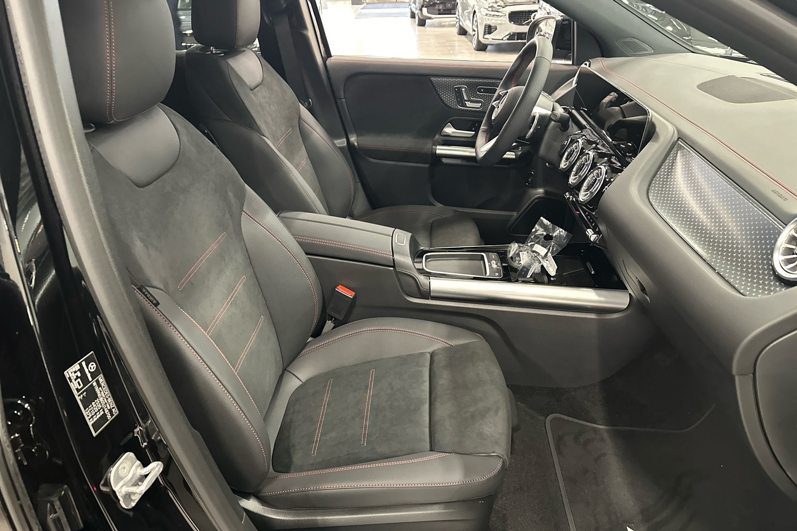 MERCEDES-BENZ EQA 2025