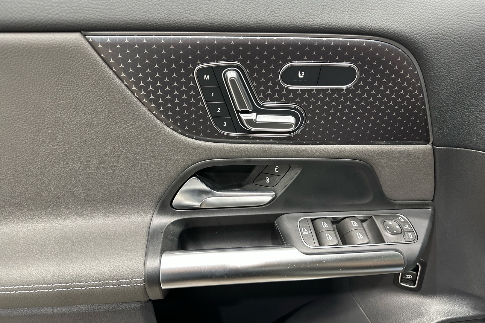 MERCEDES-BENZ EQA 2025