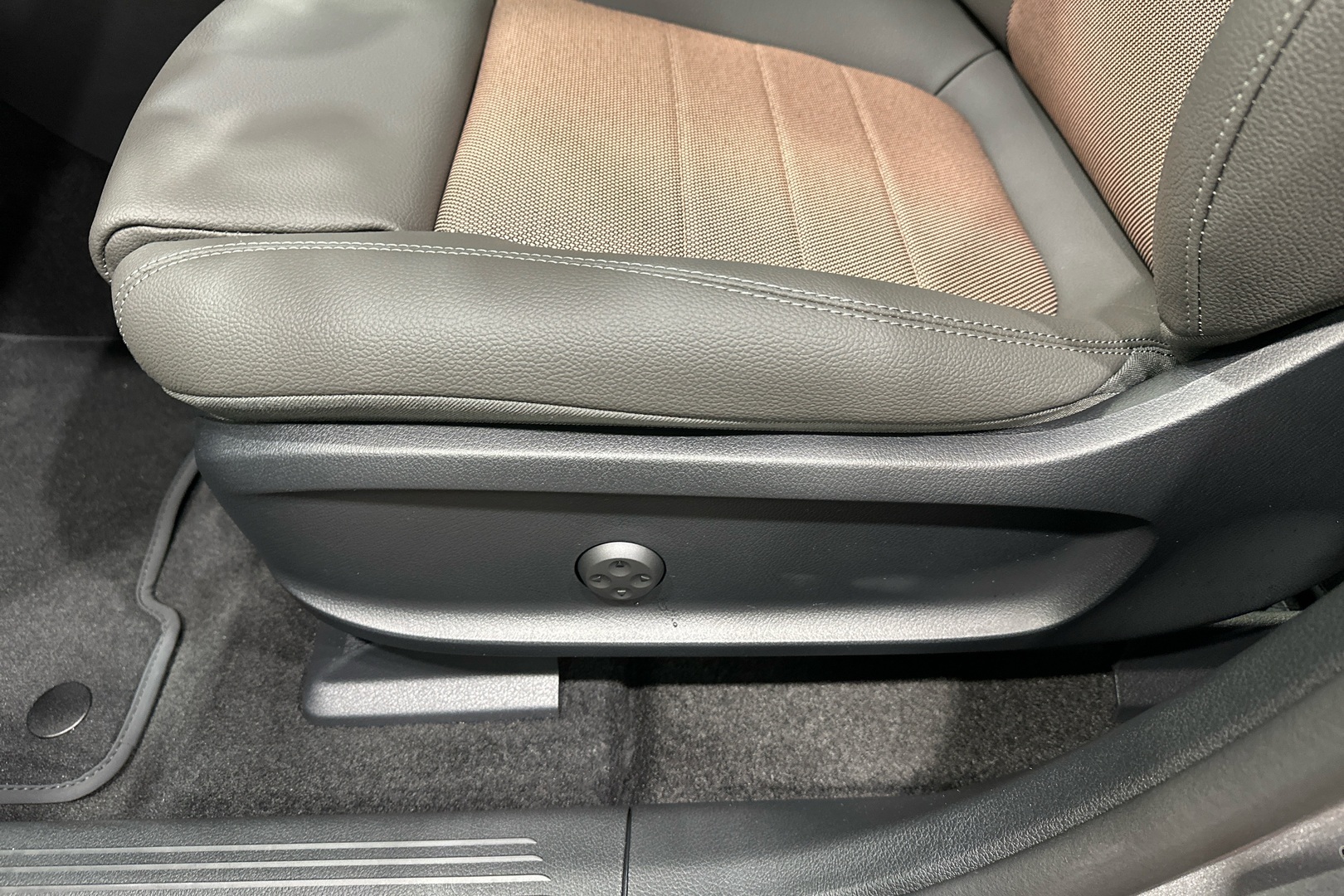 MERCEDES-BENZ EQA 2025