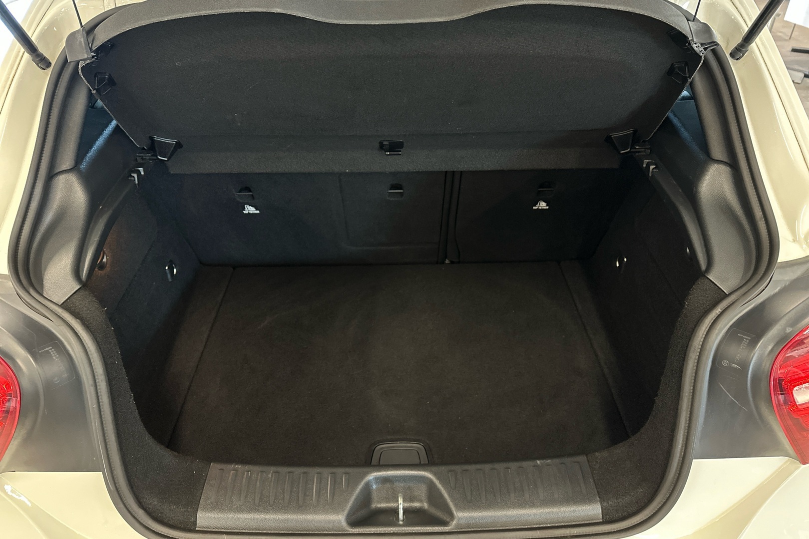 MERCEDES-BENZ A 2016