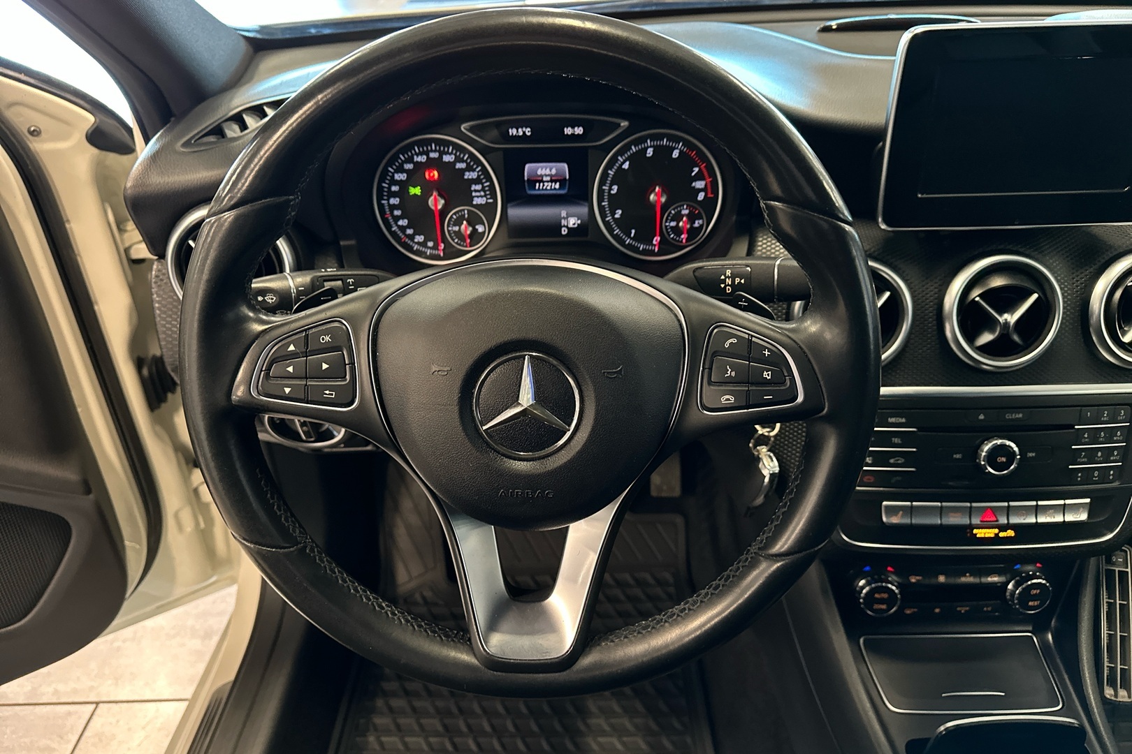 MERCEDES-BENZ A 2016