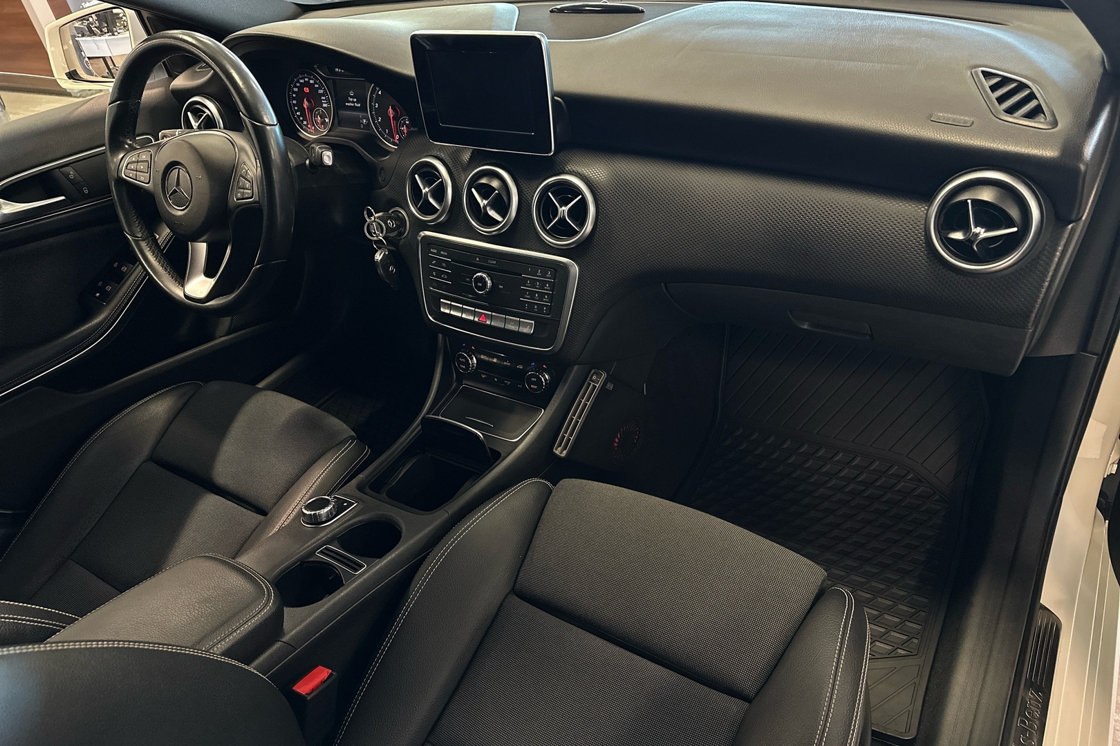 MERCEDES-BENZ A 2016