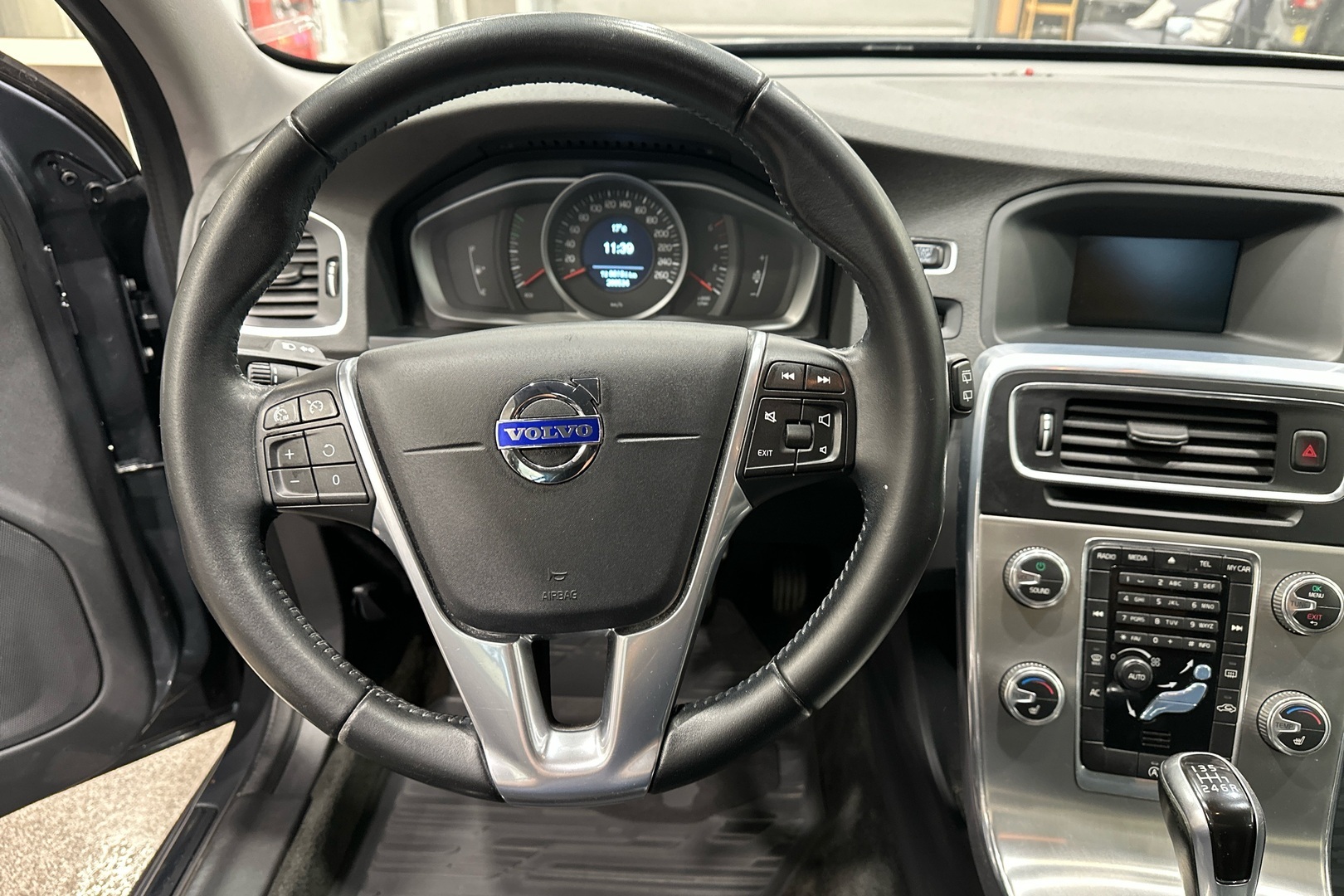 VOLVO V60 2015