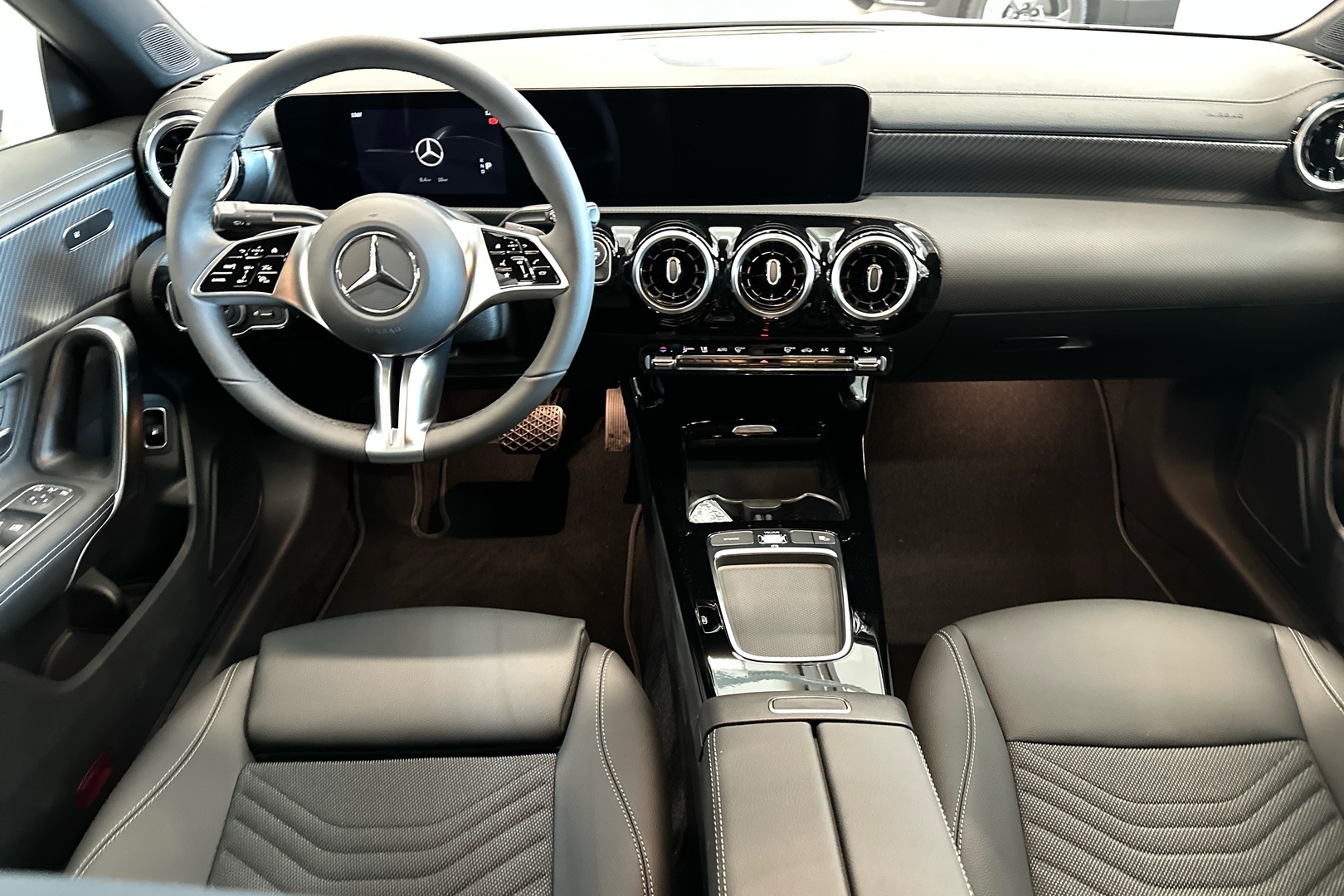 MERCEDES-BENZ CLA 2025