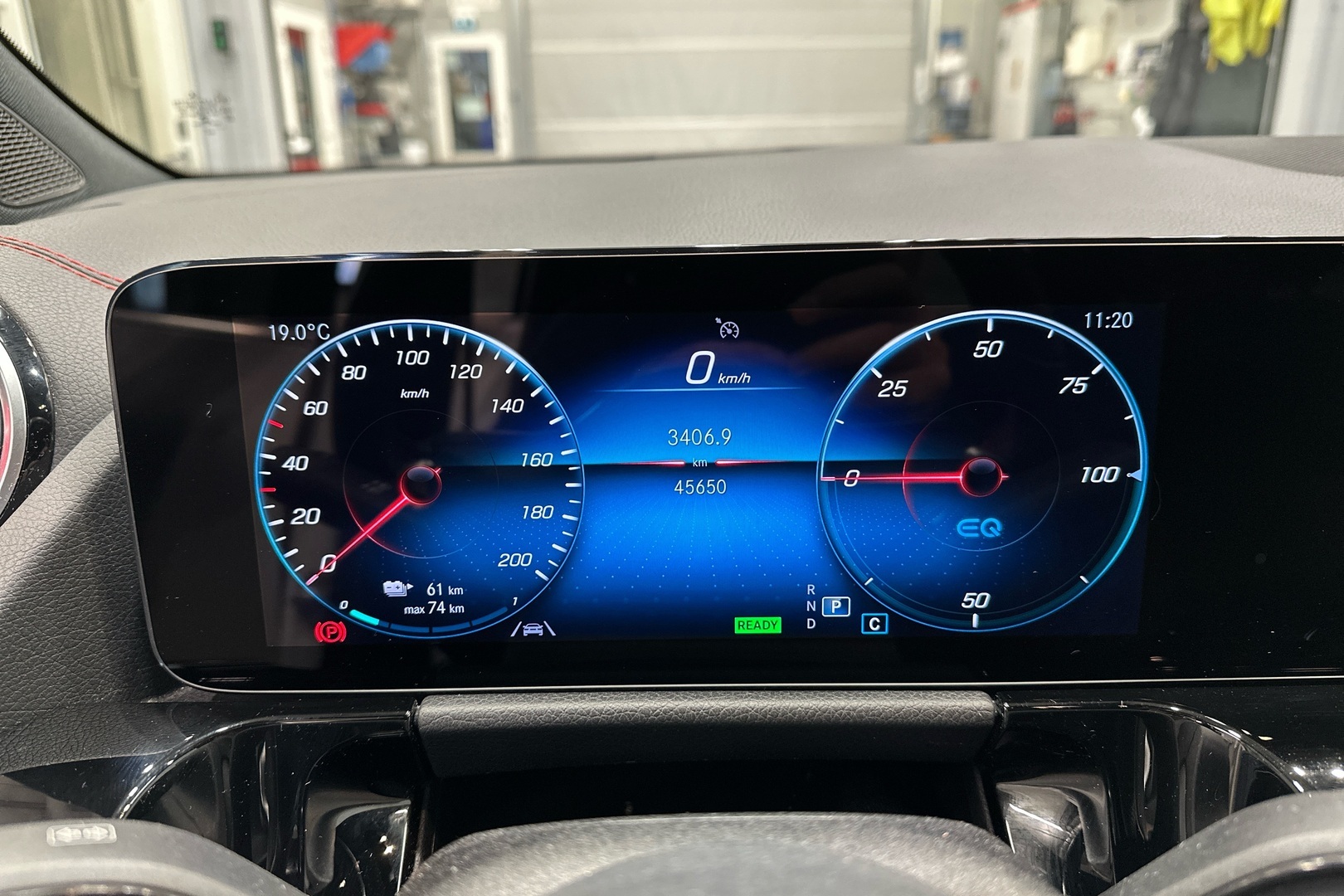 MERCEDES-BENZ EQA 2022