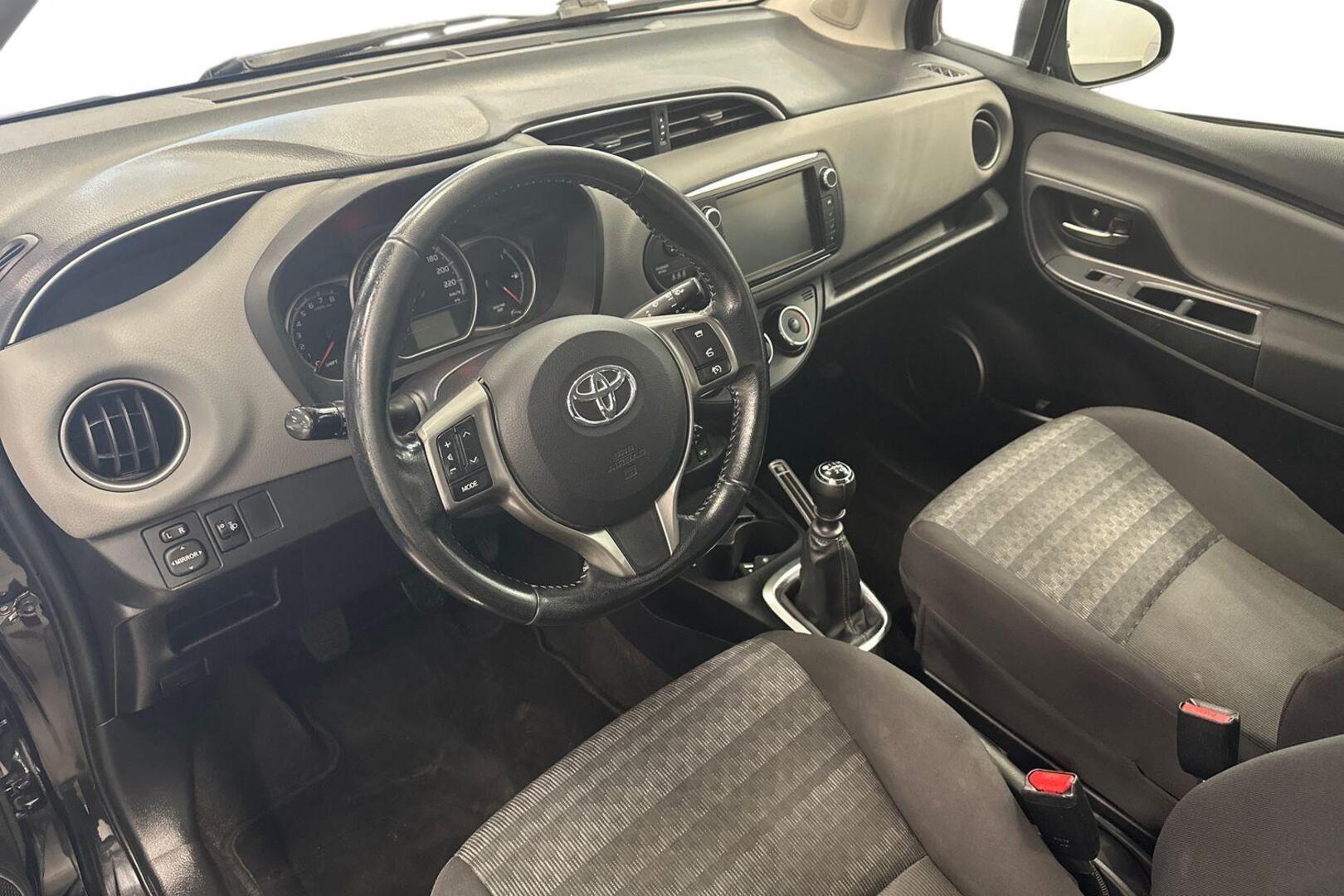 TOYOTA Yaris 2016