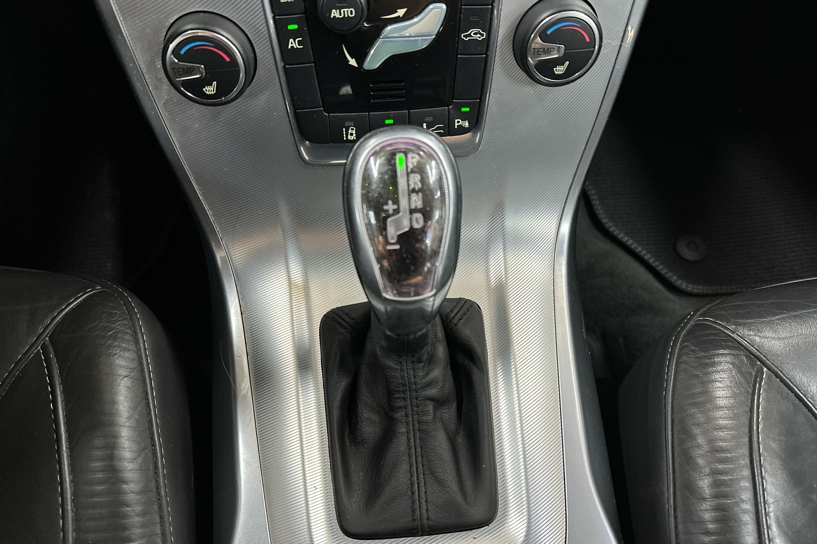 VOLVO V70 2012
