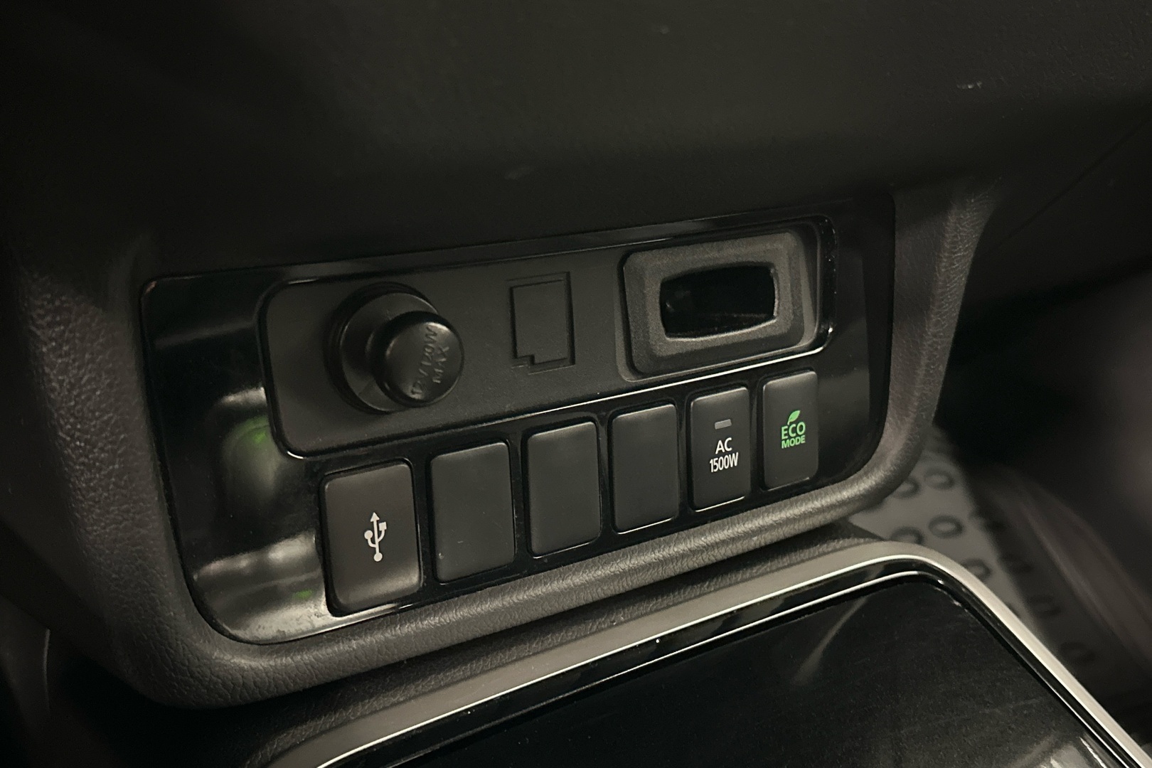 MITSUBISHI Outlander PHEV 15