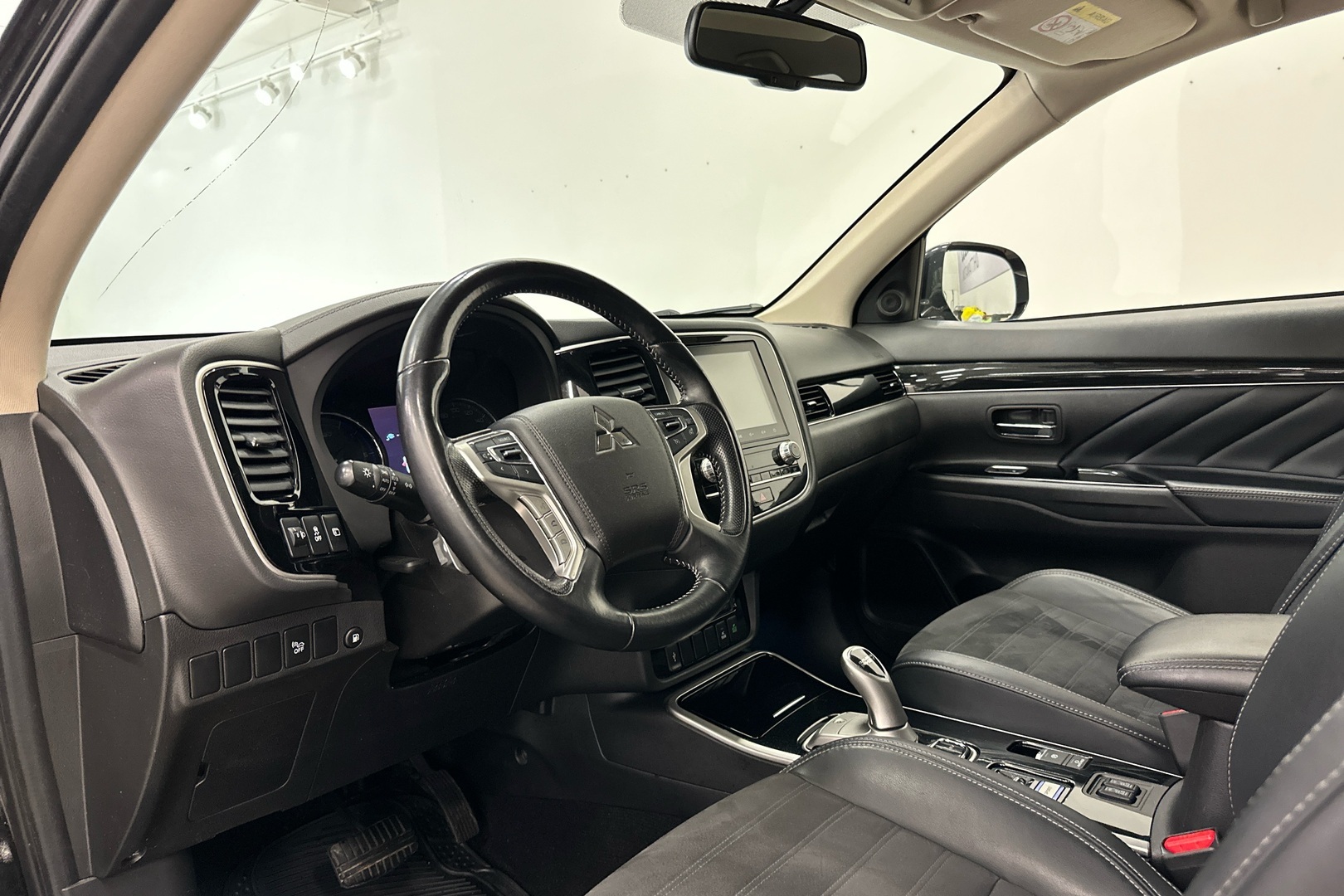 MITSUBISHI Outlander PHEV 18