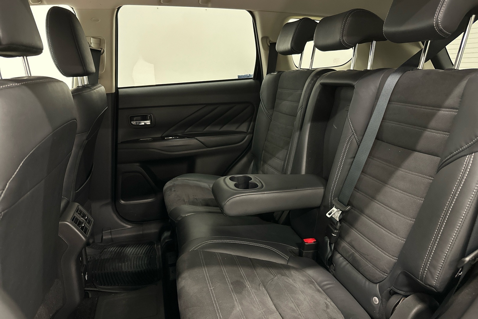 MITSUBISHI Outlander PHEV 22
