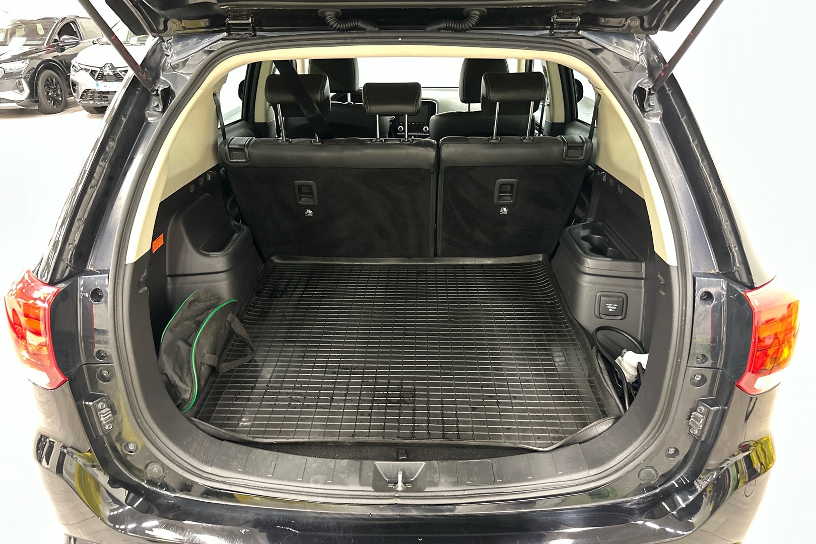MITSUBISHI Outlander PHEV 23