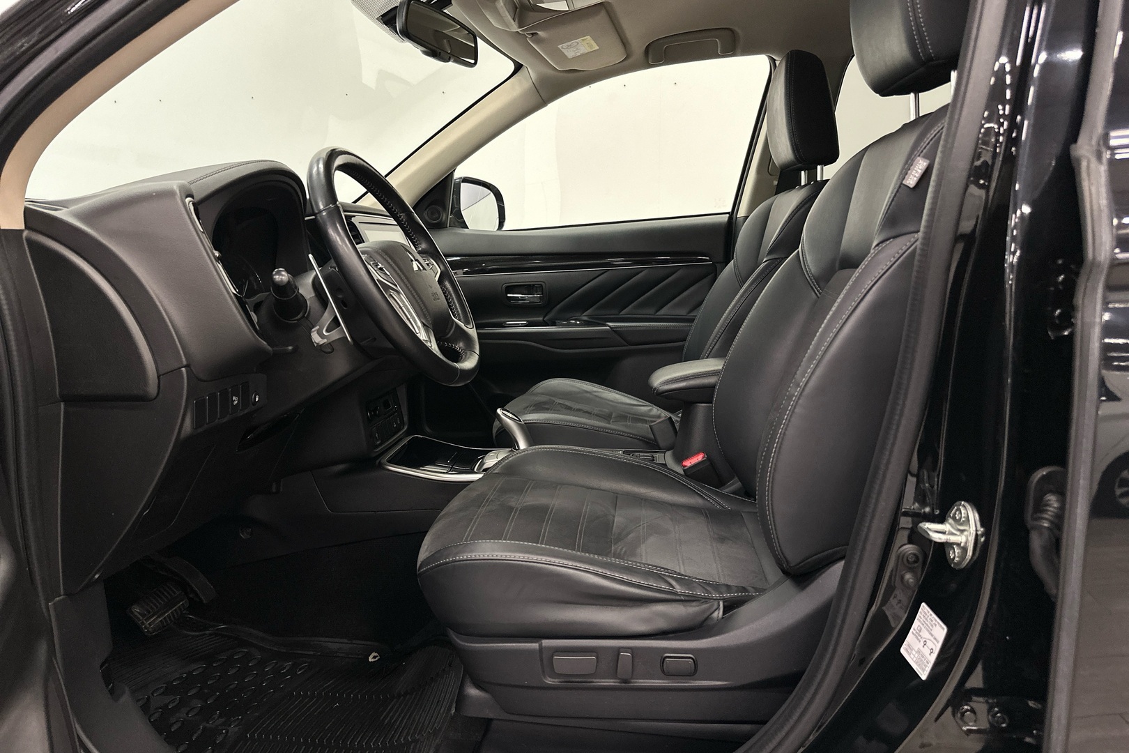 MITSUBISHI Outlander PHEV 7