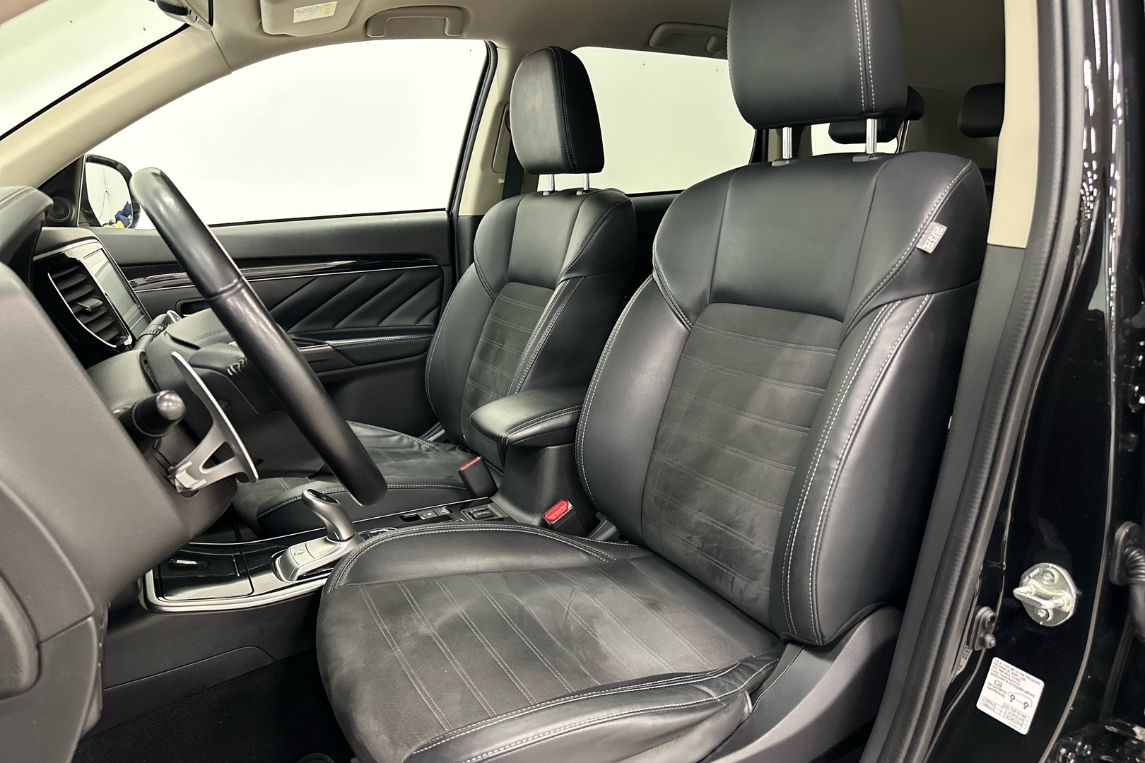 MITSUBISHI Outlander PHEV 8