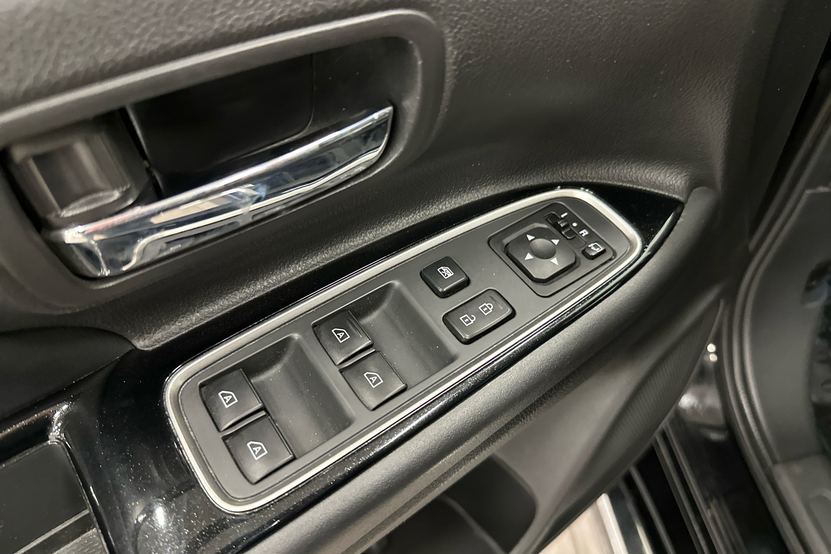 MITSUBISHI Outlander PHEV 9