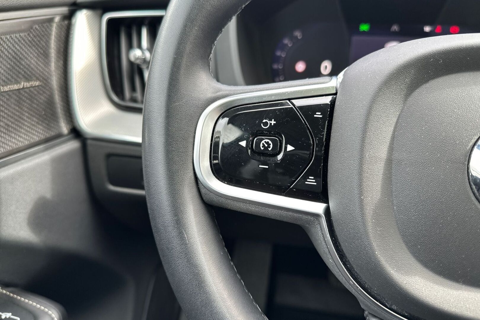 VOLVO XC60 2023