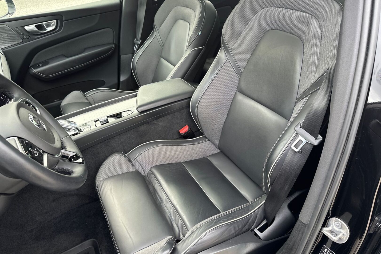 VOLVO XC60 2023