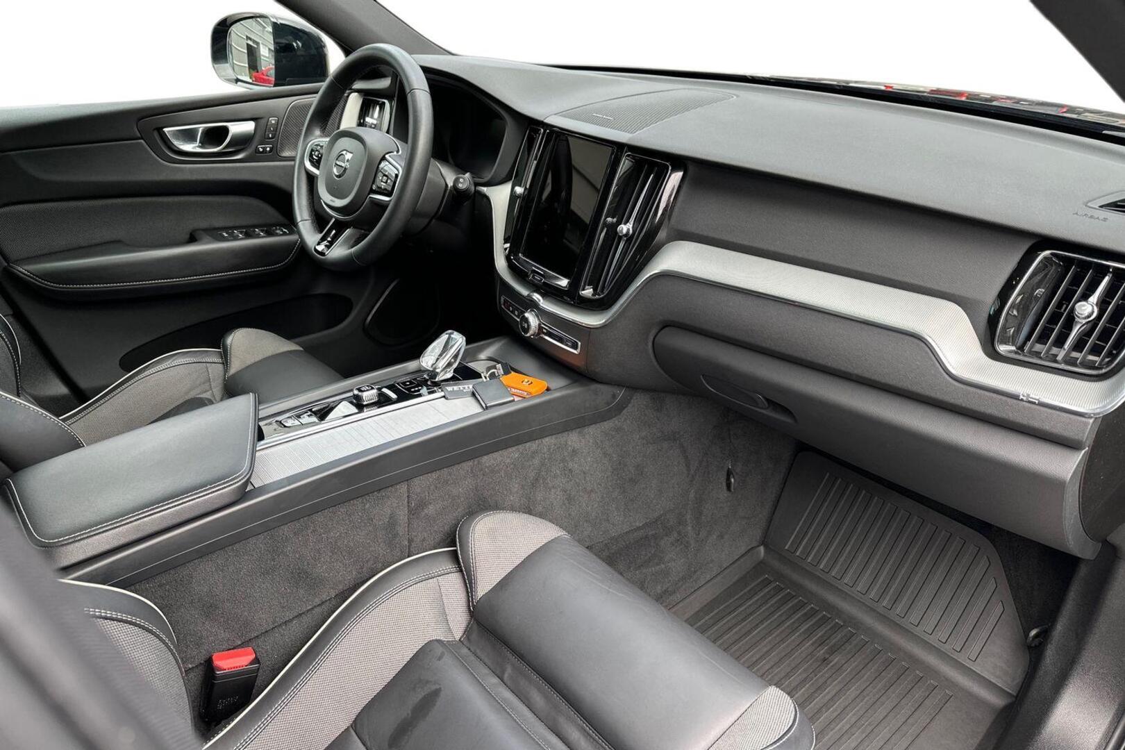 VOLVO XC60 2023