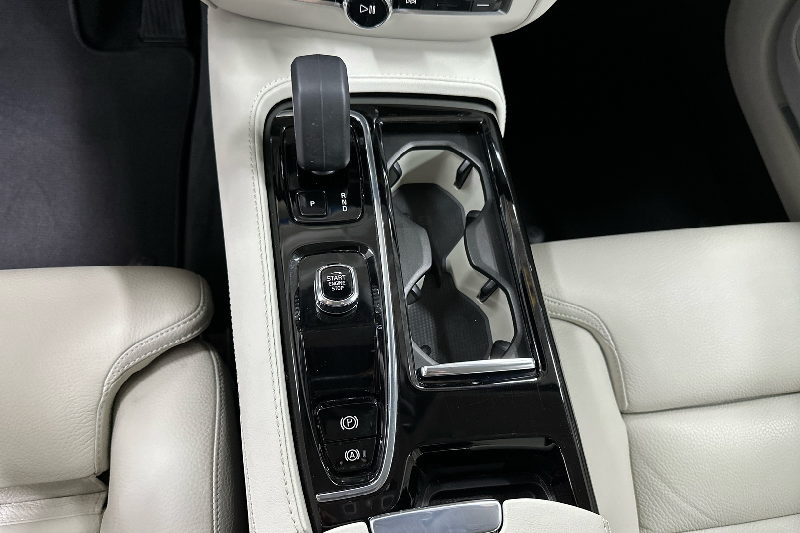 VOLVO V60 2023