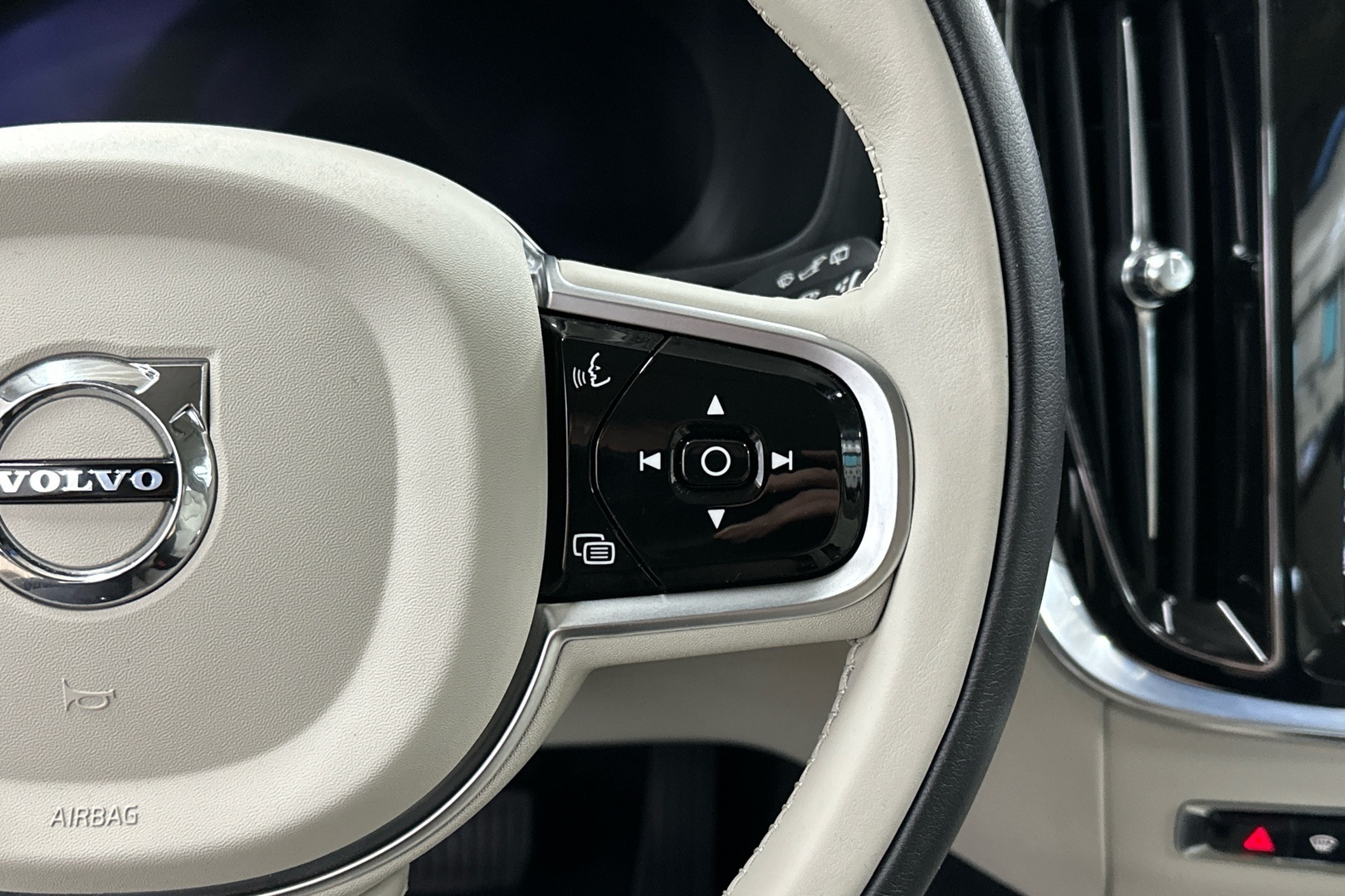 VOLVO V60 2023