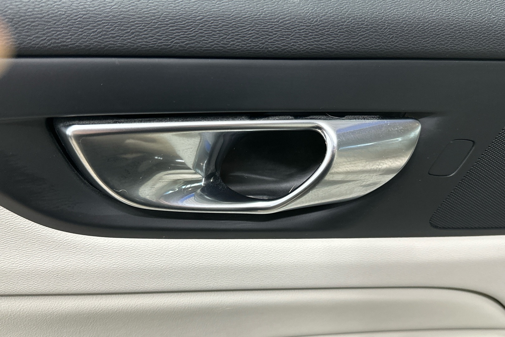 VOLVO V60 2023