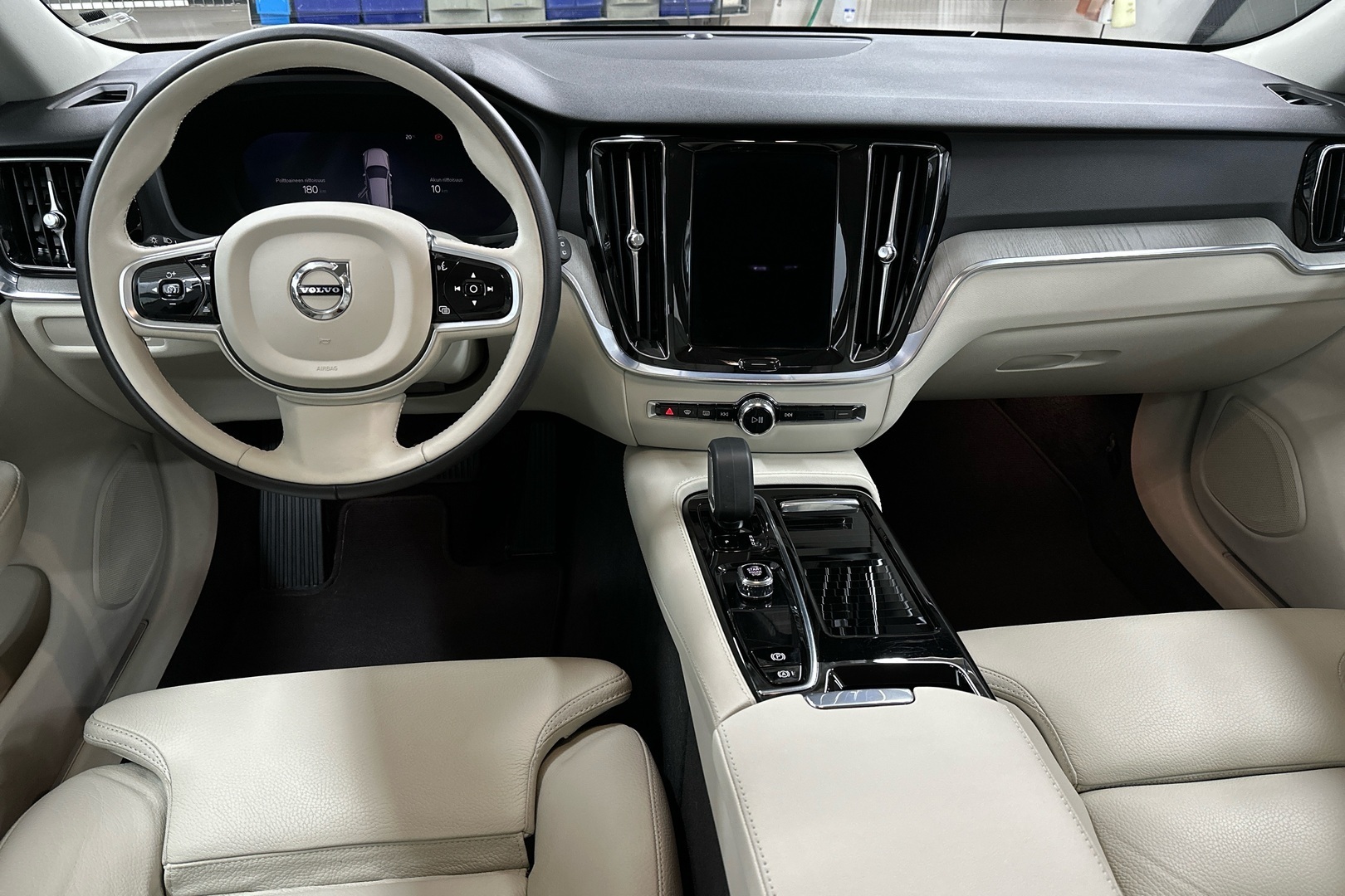VOLVO V60 2023