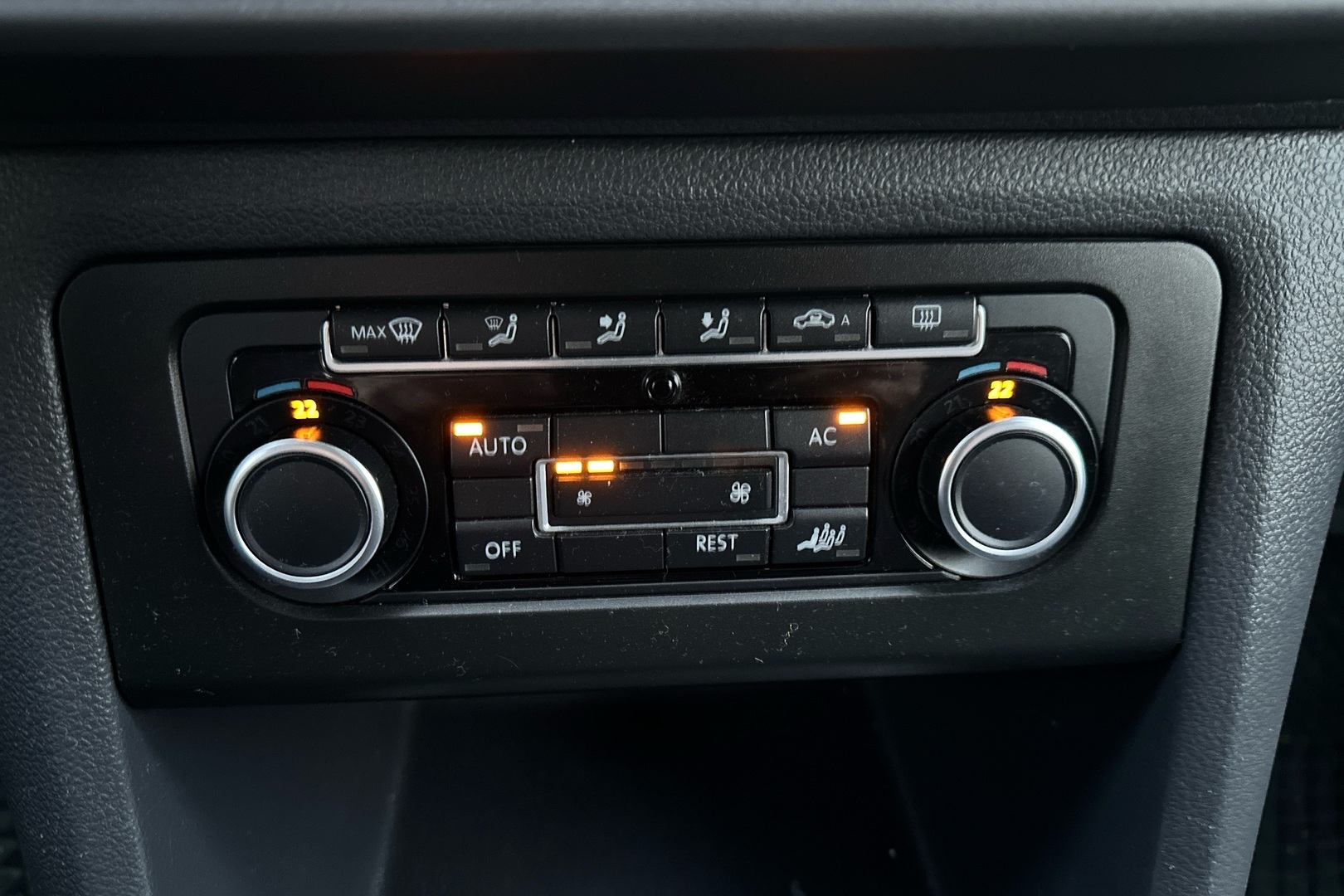 VOLKSWAGEN Amarok 2012