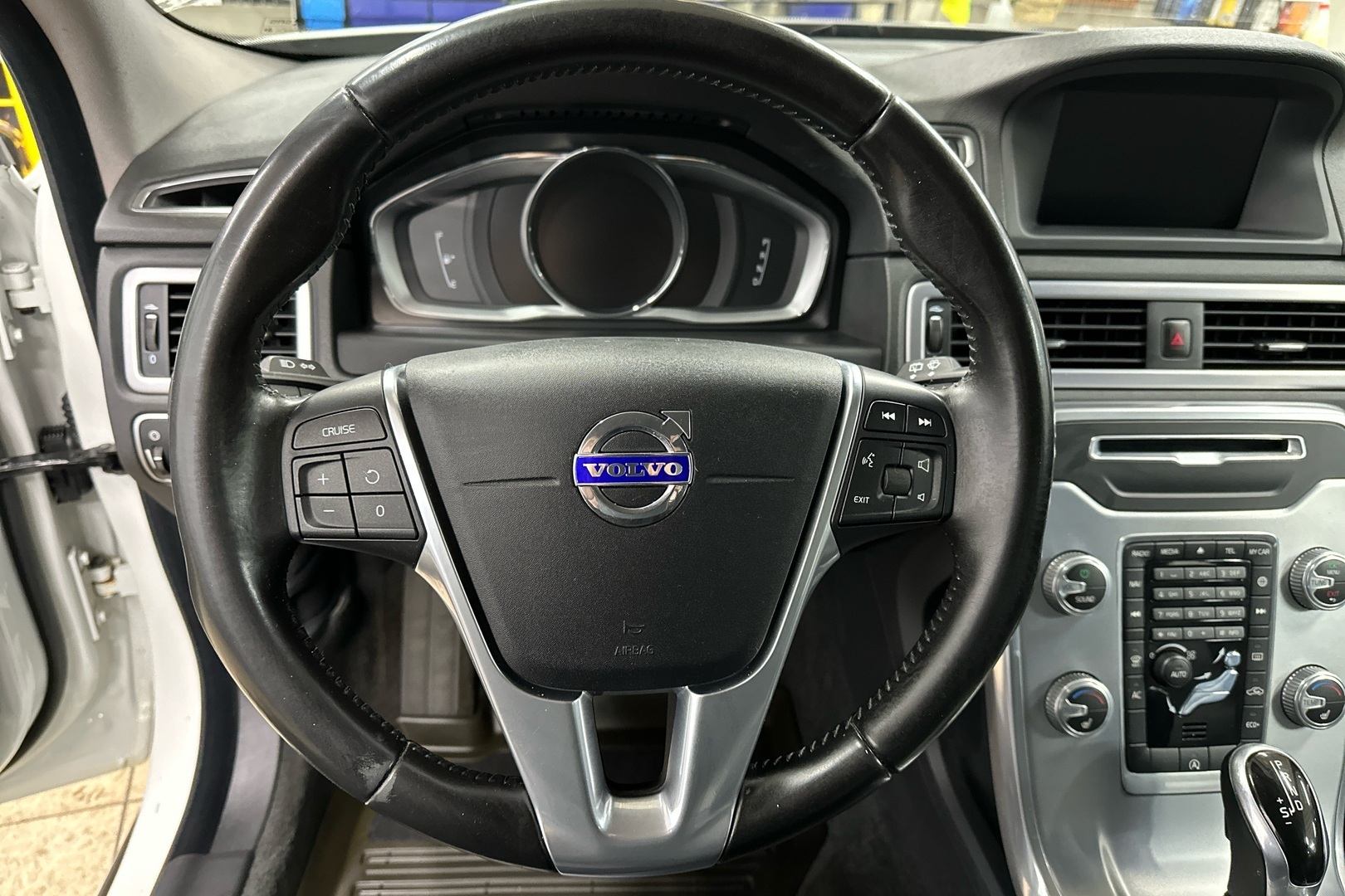VOLVO V70 2015