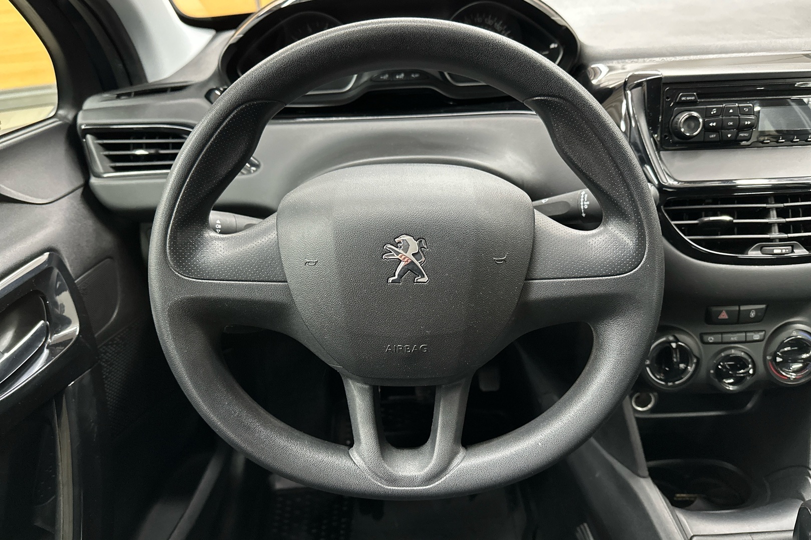 PEUGEOT 208 2017