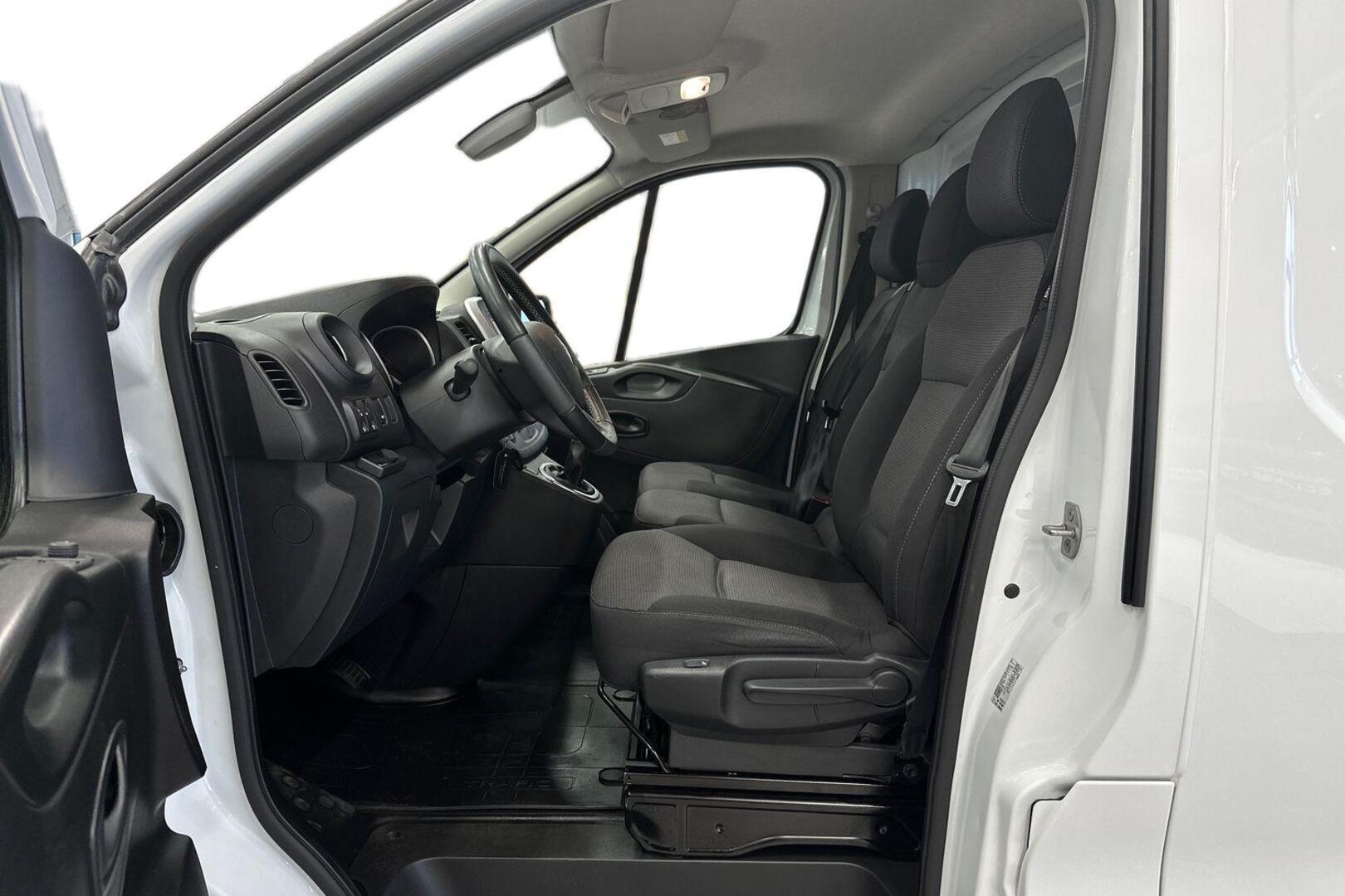 RENAULT Trafic 8