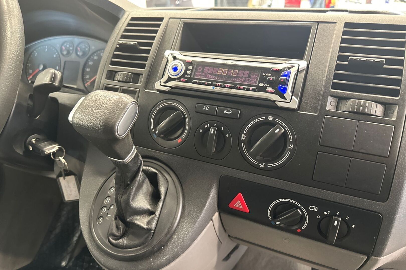 VOLKSWAGEN Transporter 25